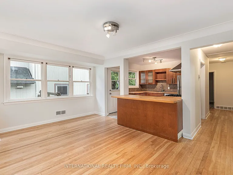 323 Lanark Ave N — Photo 10