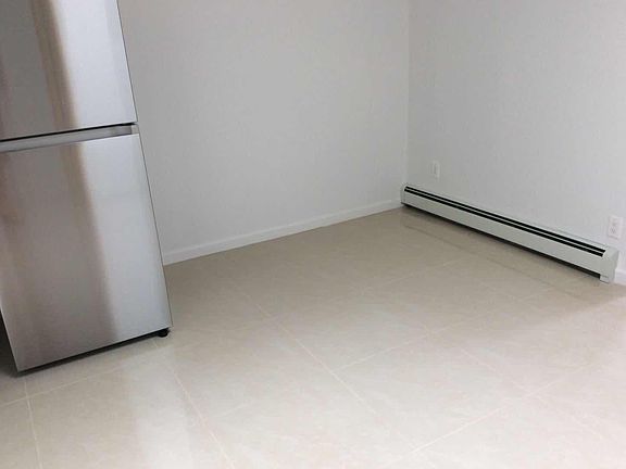 4th image of 131 Bay 14 St