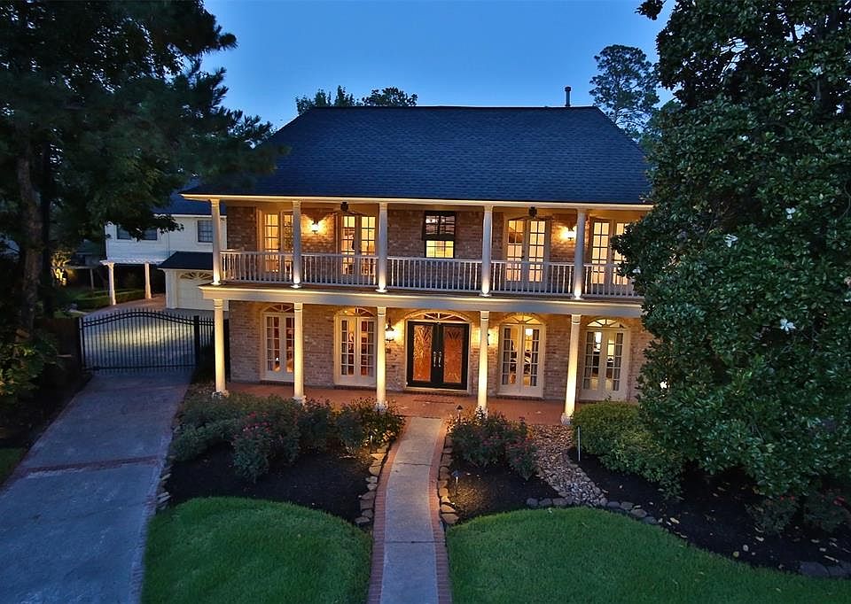 STUNNING SOUTHERN PLANTATION STYLEWITH GORGEOUS CURB APPEAL - This homeoffers more than great curb appeal. Inside thehouse is appointed with beautifully detailedmoldings around the windows in the formal livingand dining room.