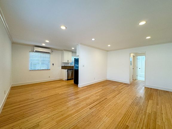 3rd image of 10835 Moorpark St APT 3