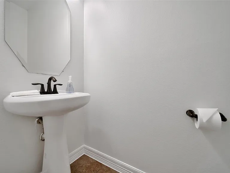 711 Aulia Ln — Photo 21