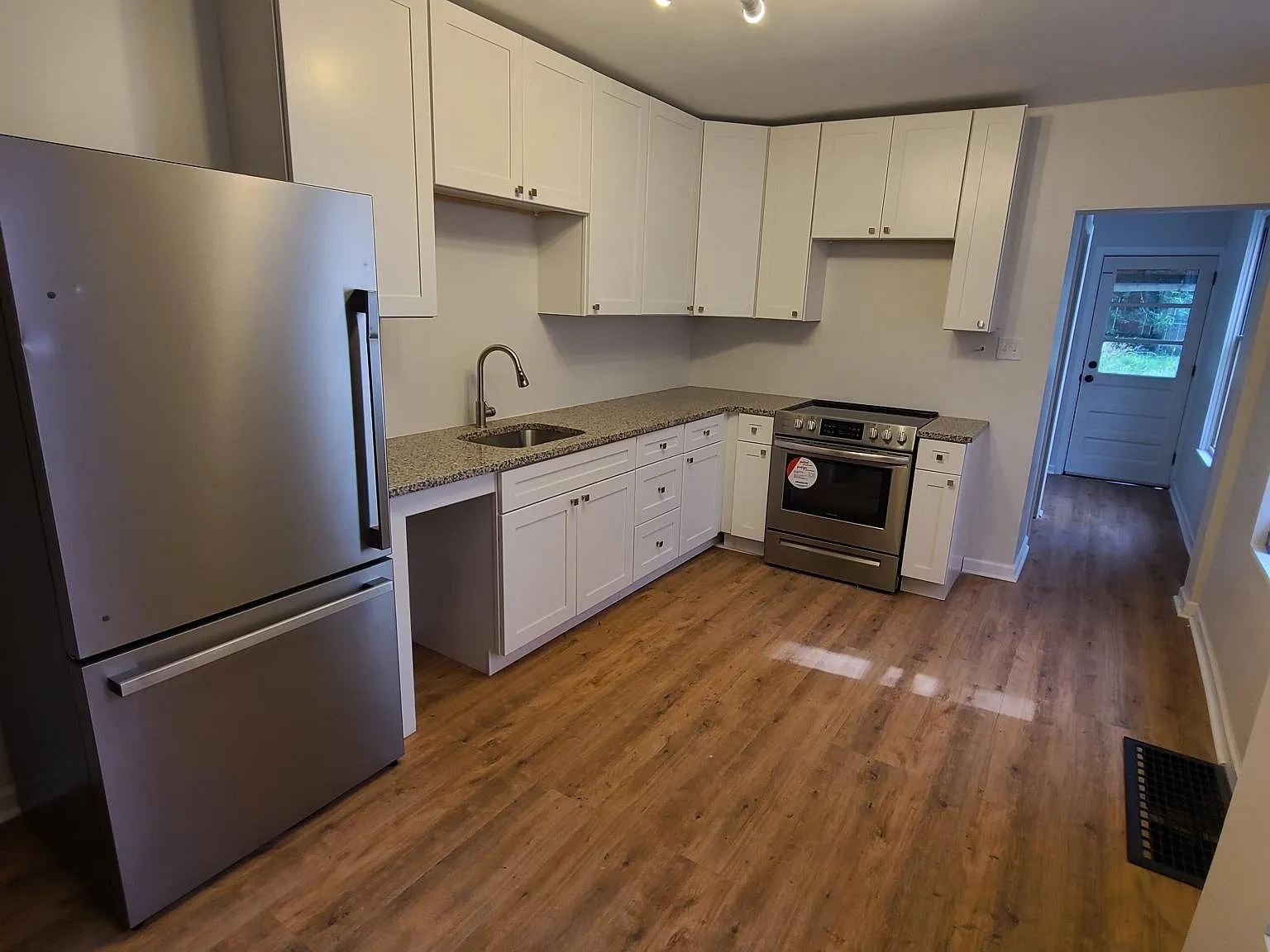 4 bed, 1.5 bath, 1500 sqft, $1,595 — Photo 2
