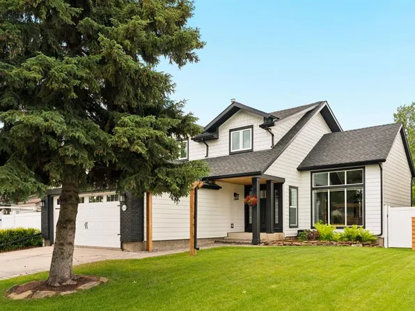 692 N Woodpark Blvd SW, Calgary, AB T2W 3R7