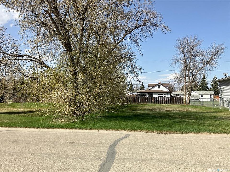 2nd image of 621 10th AVENUE W