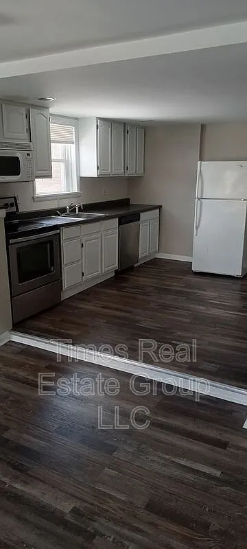 3 bed, 1.0 bath, $1,400 — Photo 3