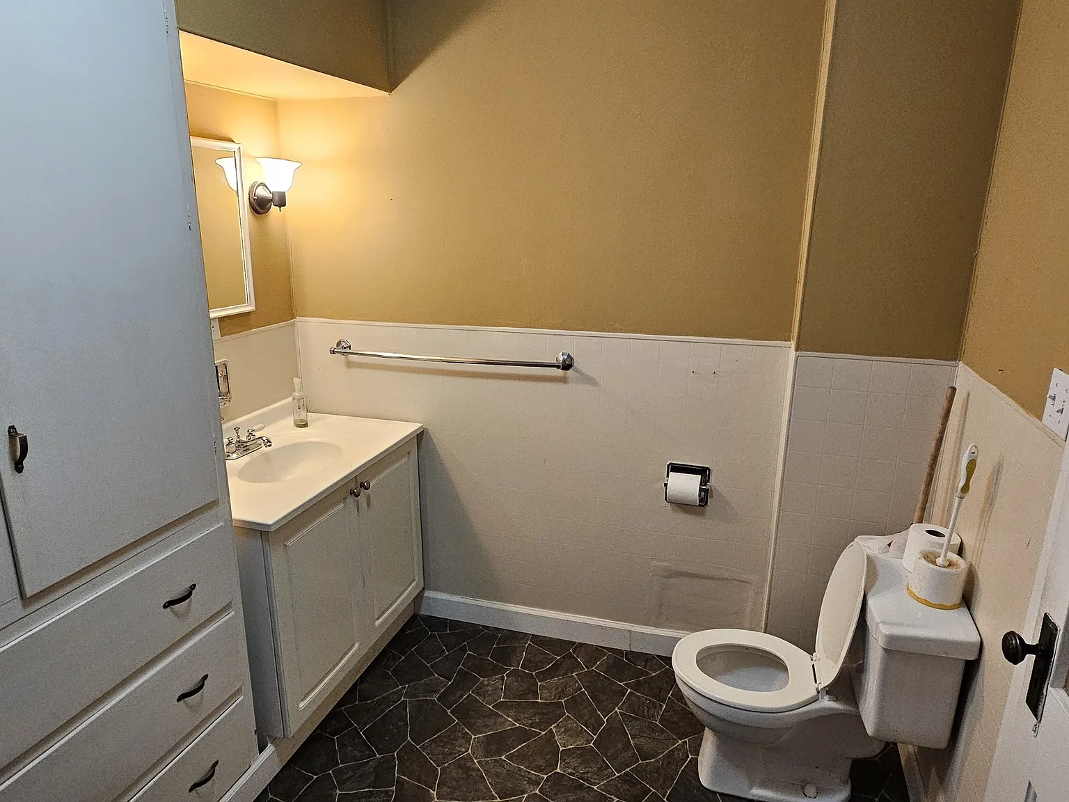3 bedroom 1 bath over and under duplex 1050/mo — Photo 1