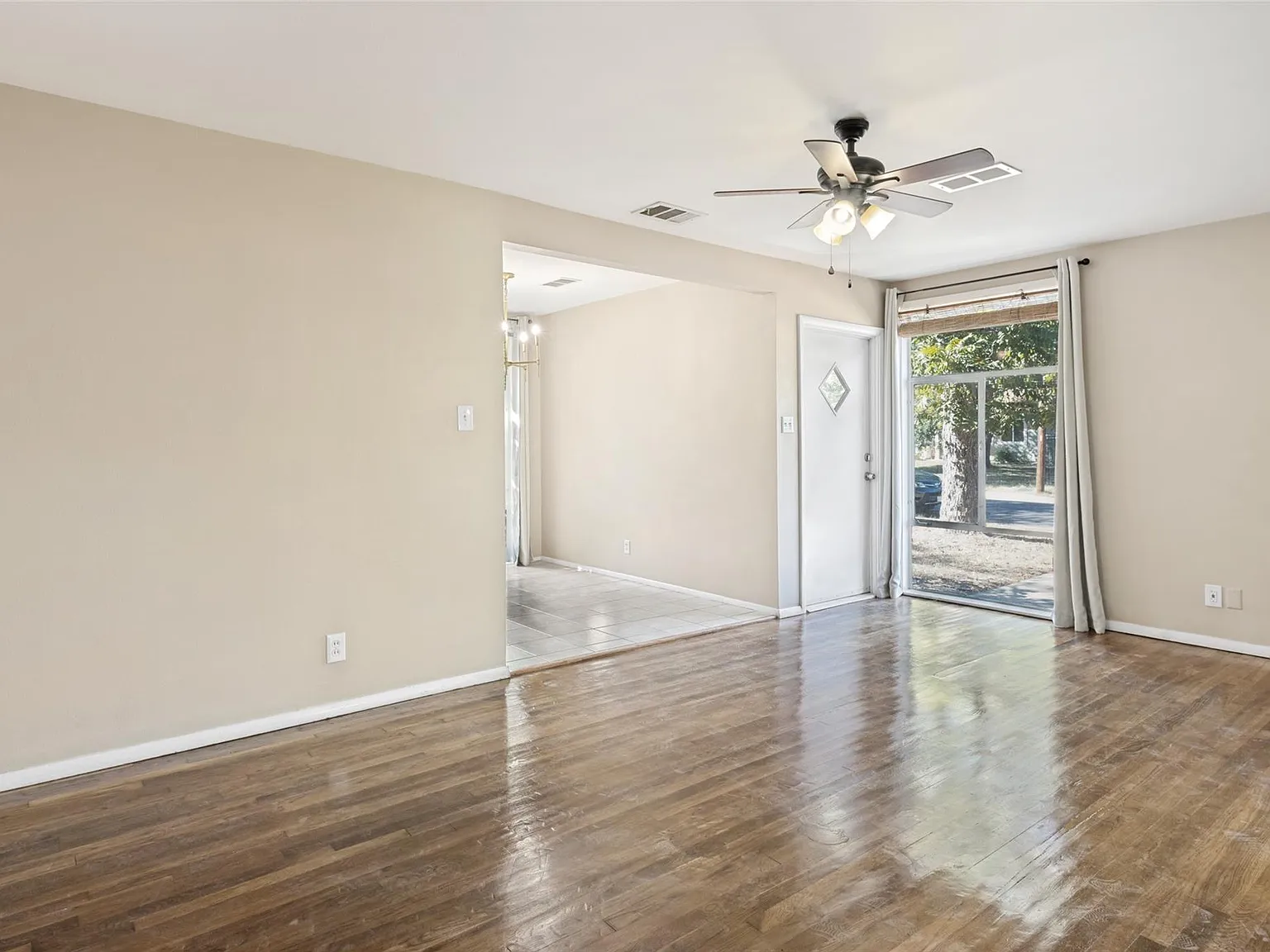 3 bed, 2.0 bath, 1112 sqft, $2,400 — Photo 4