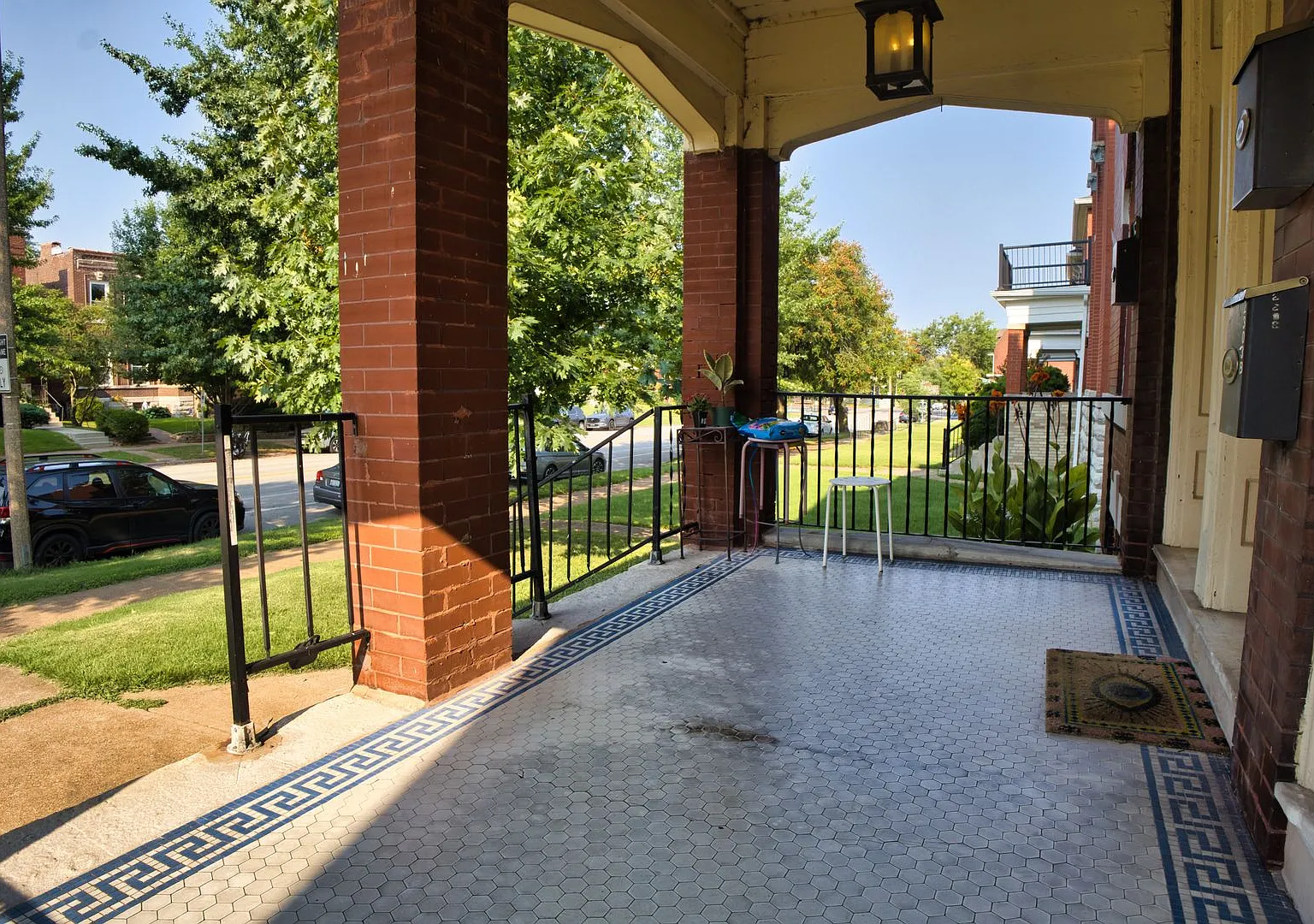 Charming 2-Bedroom South City Apartment with Historic Character — Photo 4