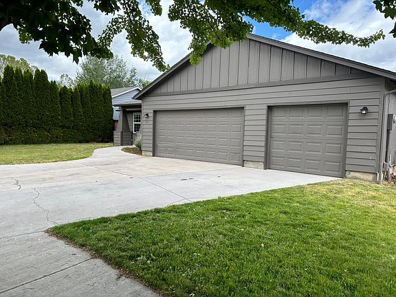 2nd image of 775 NE Cobblestone Ct