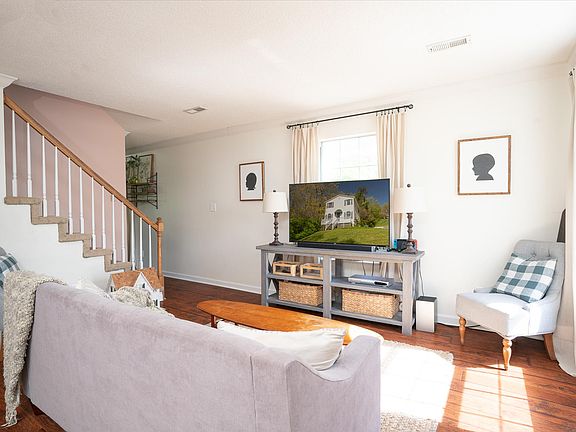 4th image of 2323 NE Woods End Dr