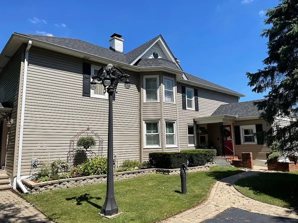 3202 Walkup Rd, Crystal Lake, IL 60012