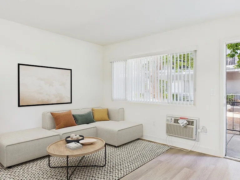 Roscoe Terrace — Photo 31
