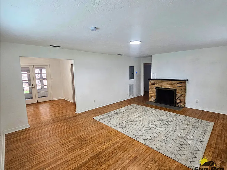 475 Riverside Dr — Photo 9