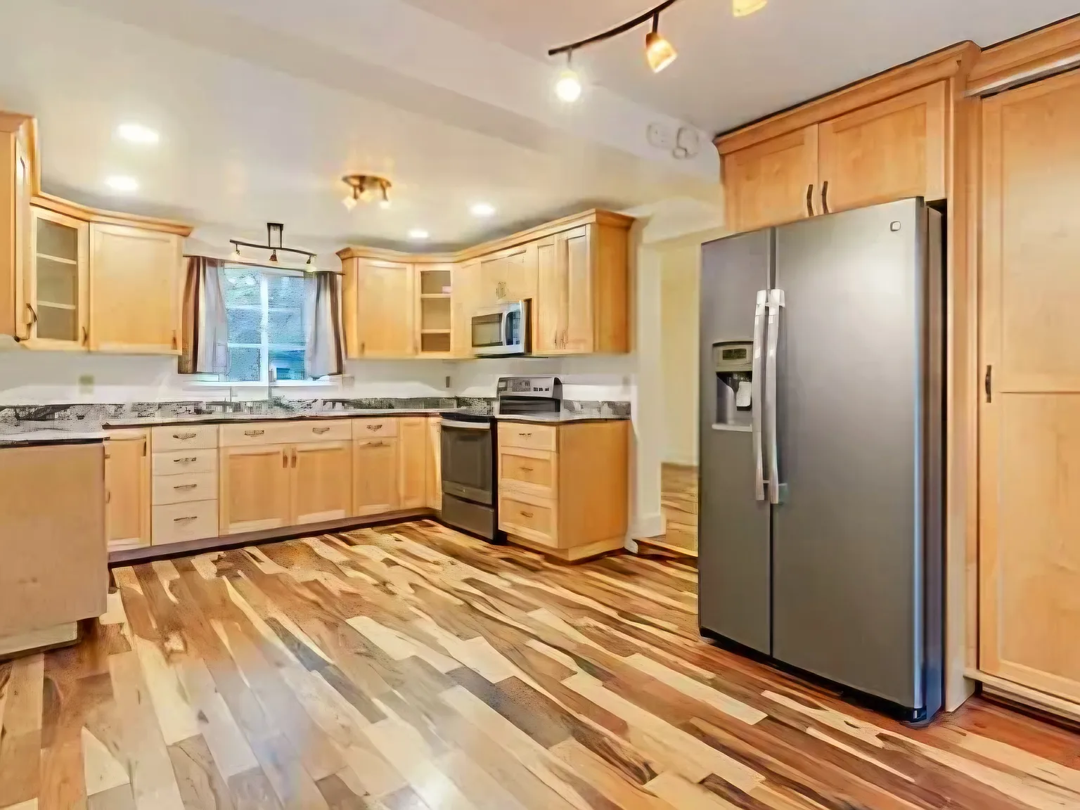 4 bed, 1835 sqft, $2,600 — Photo 2