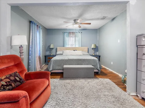 2801 Crystal Dr, Balch Springs, TX 75180