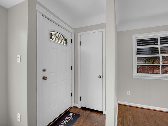 3rd image of 909 Fairwood St