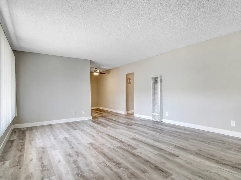 6219 Reseda Blvd — Photo 13