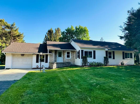 1735 Red Apple Rd, Manistee, MI 49660