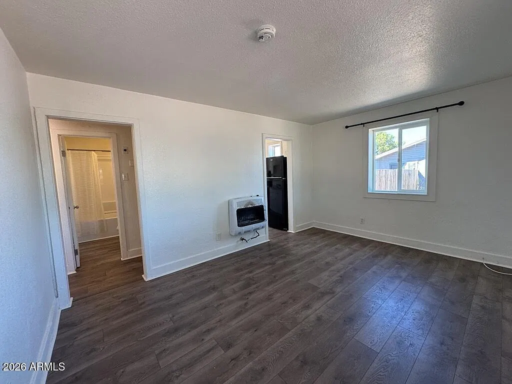 3 bed, 1.0 bath, 755 sqft, $899 — Photo 2