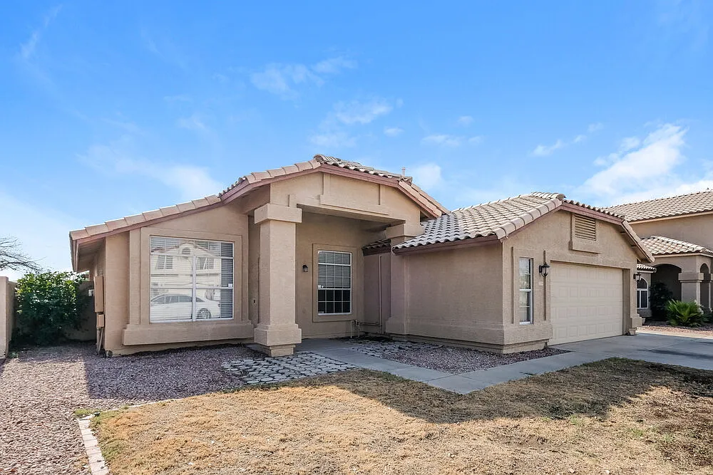 4 bed, 2.0 bath, 1899 sqft, $2,185 — Photo 3