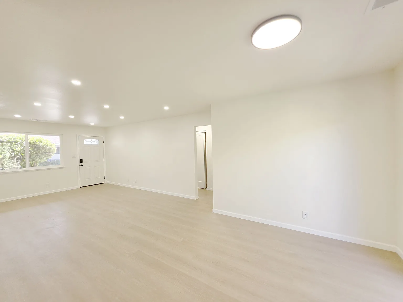 2 bed, 800 sqft, $4,300 — Photo 4