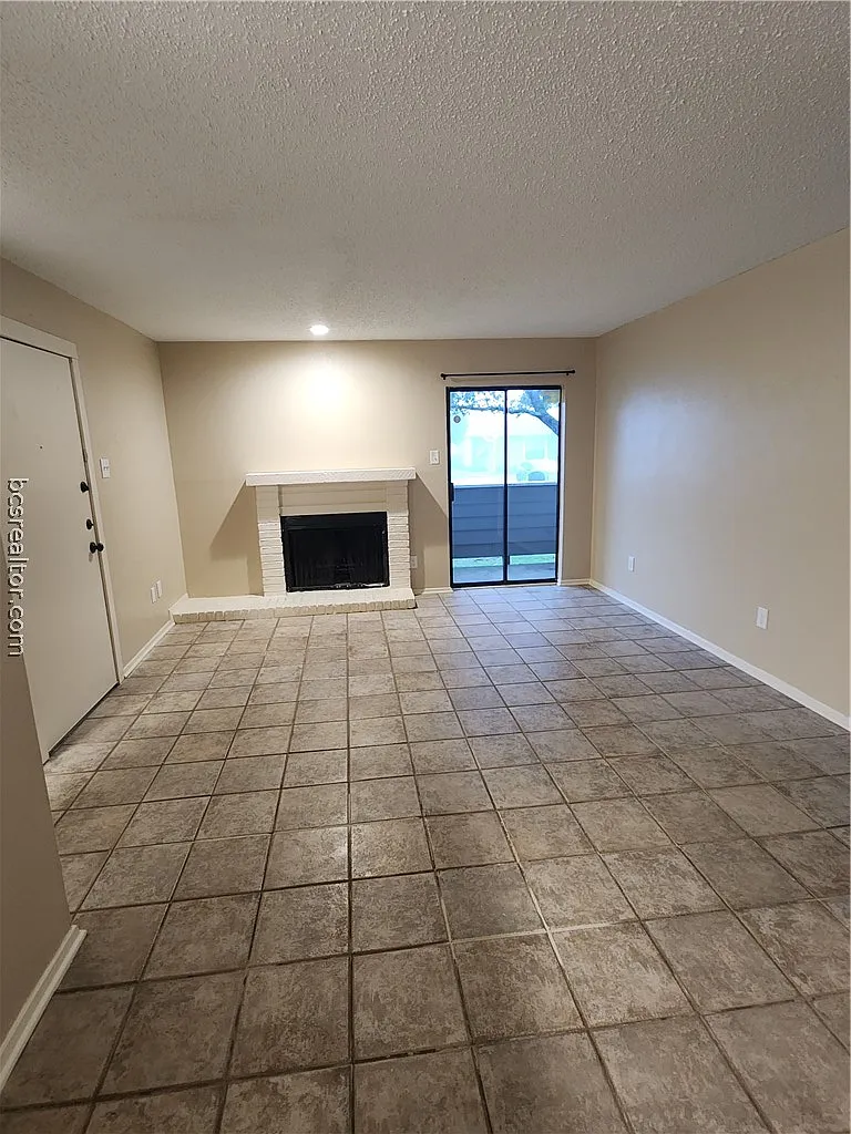 1 bed, 1.0 bath, 688 sqft, $895 — Photo 1