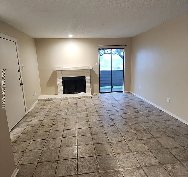 1901 Holleman Dr W #201