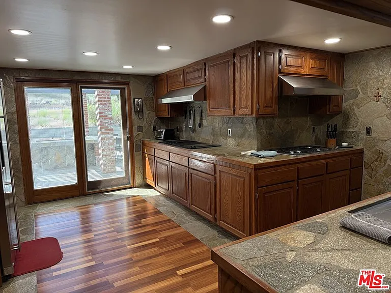 1196 Willow Ln — Photo 8