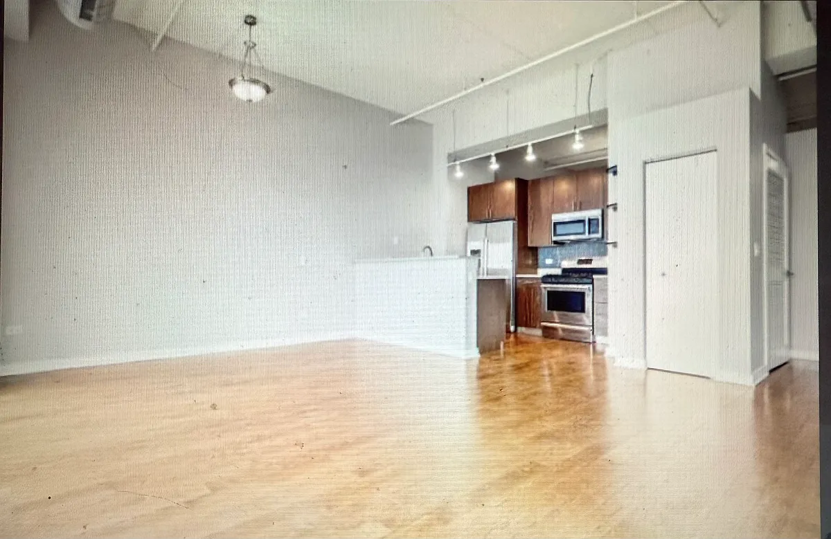 Building Photo - 1224 W Van Buren St #702