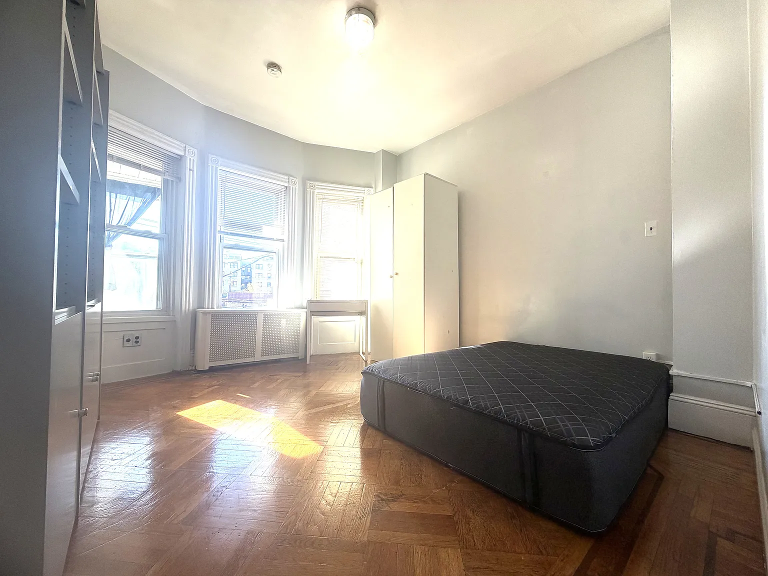 4 bed, 1000 sqft, $890 — Photo 2