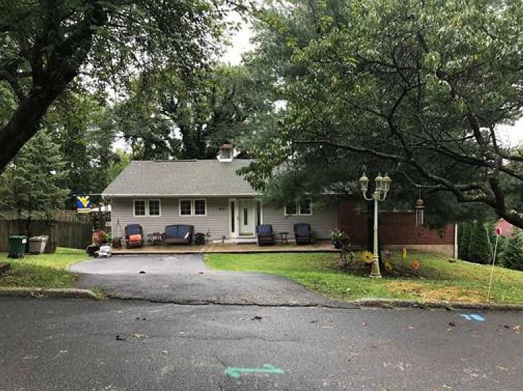 1st image of 414 Meadowhurst Ln