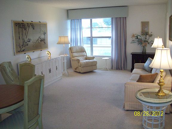 Living Room/Dining Ara