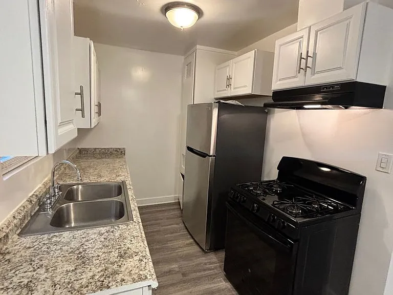 1220 S Manhattan Pl — Photo 4