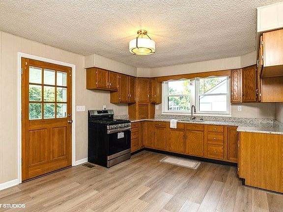 2nd image of 108 Ridgeway St
