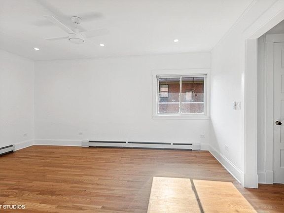 3rd image of 1630 W Jarvis Ave