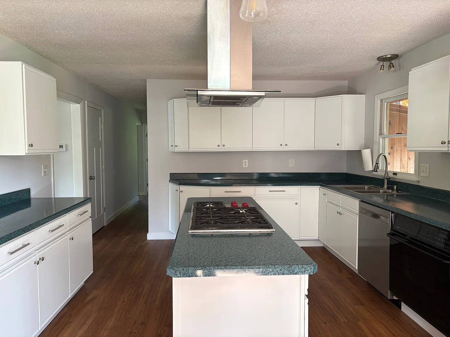 3 bed, 2000 sqft, $3,000 — Photo 3
