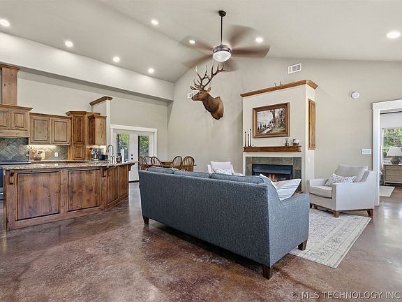 4th image of 315 Lobo Ln