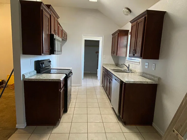 611 Oliver Ln — Photo 16
