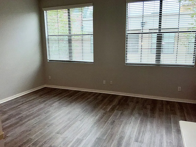 537 W Maple Ave — Photo 22
