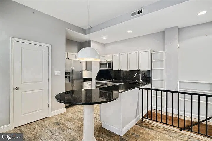 2 bed, 1.5 bath, 750 sqft, $1,900 — Photo 4