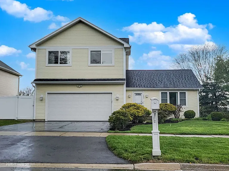 900 Ashford Ln — Photo 1