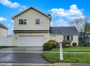 900 Ashford Ln, Westmont, IL 60559