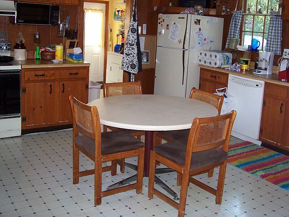 Kitchen w/Walk-in Pantry