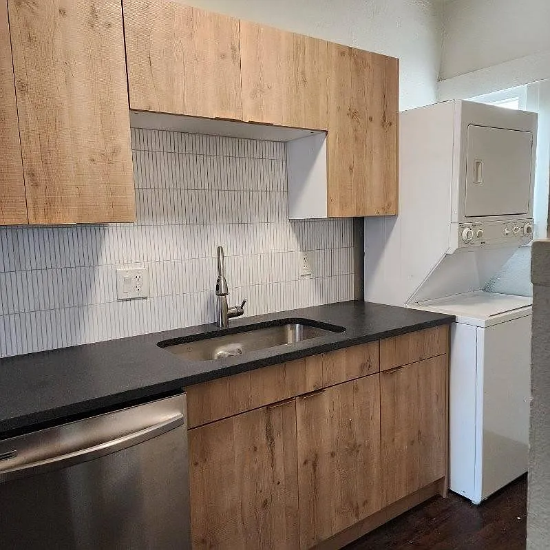 4 bed, 1276 sqft, $2,000 — Photo 3
