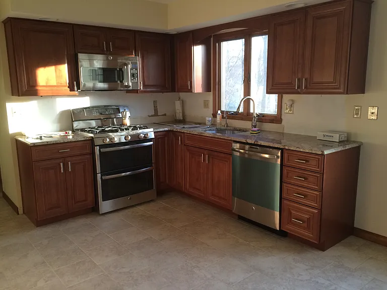New kitchen , appliances, floor,
granite