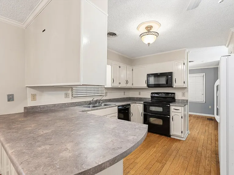 1610 Hillcrest Dr — Photo 39