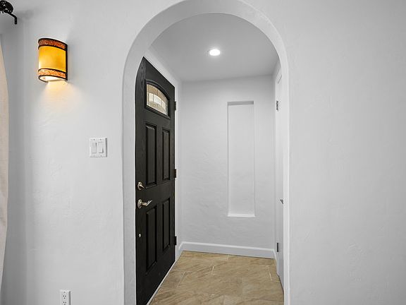 4th image of 537 E Magnolia Blvd