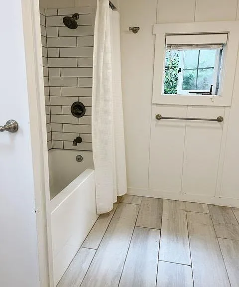 2nd full bath with tub/shower