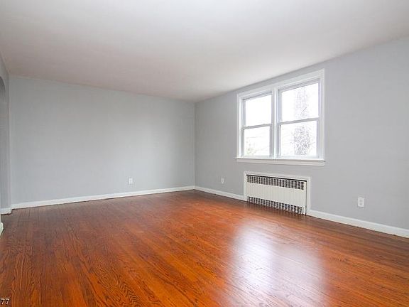 3rd image of 178 Belleville Ave