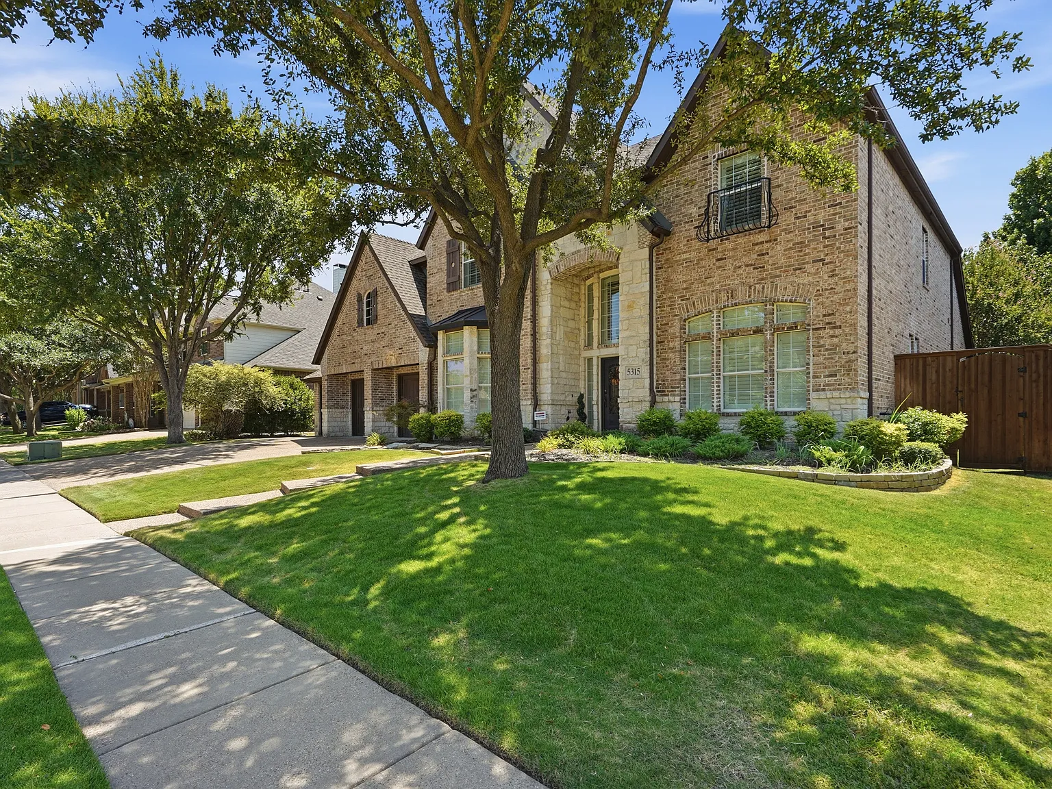5 bed, 3.5 bath, 4521 sqft, $6,999 — Photo 4